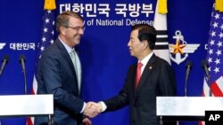 韩国国防部长韩民求和美国国防部长卡特握手(2015年11月2日)