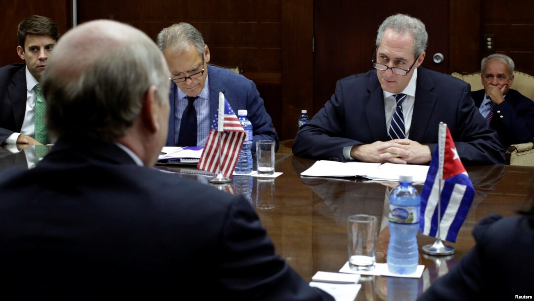 FILE - U.S. Trade Representative Michael Froman (2nd R) meets with Cuba's Minister of Foreign Trade Rodrigo Malmierca in Havana, Cuba, Oct. 7, 2016. 