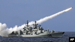 中国战舰在南中国海的军事演习中实弹射击（资料照片）
