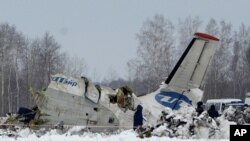 Nhân viên cứu hộ Nga tại hiện trường vụ tai nạn máy bay ATR-72 bên ngoài Tyumen ở miền tây Siberia, ngày 2/4/2012