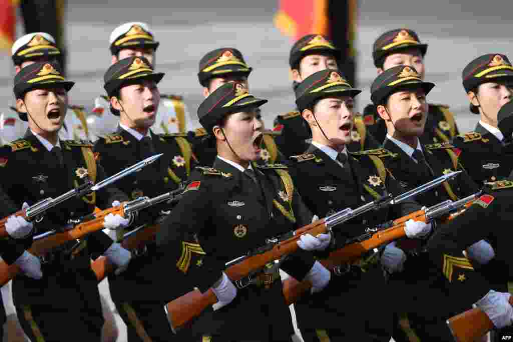 2018年6月7日,在北京人民大会堂外为哈萨克斯坦总统纳扎尔巴耶举行的欢迎仪式上,礼兵行进。 纳扎尔巴耶夫是在在出席上海合作组织领导人峰会前对北京进行国事访问的。