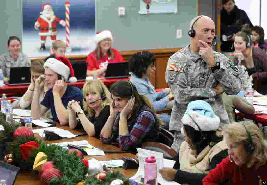 2012年12月24日,圣诞节前夕,北美航空航天防务司令部(NORAD)参谋长 Charles D. Luckey 少将在科罗拉多州彼得森空军基地和志愿者一起接听孩子们打来的电话。儿童们询问圣诞老人到了哪里,何时把礼物送到他们家。志愿者回答他们。每年圣诞节前夜,数以百计的志愿者处理来自世界各地的儿童的十万多个电话,而NORAD则持续地预报圣诞老人送礼的行程。