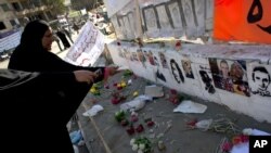 埃及女抗议者12月7日在开罗解放广场悼念在埃及革命中的死难者