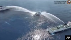 菲律宾海警提供的照片显示,2024年4月30日其一艘船在前往斯卡伯勒浅滩(Scarborough Shoal,中国称黄岩岛)协助该地区菲律宾渔民的途中,遭到中国海警船的水炮攻击而受损。