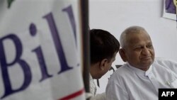 Nhà hoạt động Ấn Ðộ Anna Hazare (phải) đã tuyệt thực ở thủ đô New Delhi hồi tháng Tư để kêu gọi đề ra luật lệ nghiêm khắc chống tham nhũng