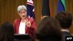 资料照片：2024年3月20日，澳大利亚外长黄英贤在会晤中国外长王毅后举行记者会。（法新社照片）