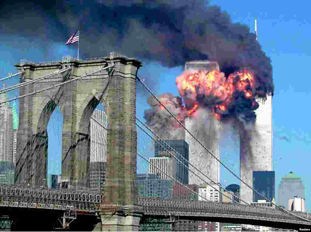 2001年9月11日,一架被劫持的飞机撞上纽约世界贸易中心的第二座塔楼后,高楼迸发出火焰。与基地组织有关的19名恐怖分子发动的这场恐怖袭击,成为美国本土自1941年珍珠港袭击后遭遇的伤亡最严重的袭击,它改变了美国人对安全的看法,导致当时的布什总统发动了反恐战争。