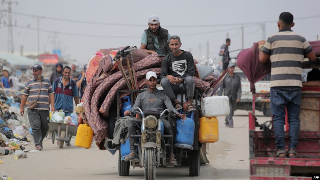 Palestinezët zhvendosen nga zonat e pasigurta në Rafah në drejtim të Khan Yunisit, në Rripin e Gazës pas sulmeve izraelite më 28 maj, 2024/AFP