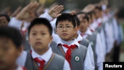 中國上海市小學生參加早上昇旗典禮。