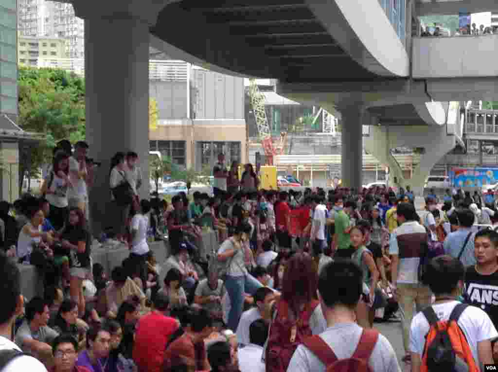 数千香港市民云集政府总部声援被困公民广场学生(美国之音图片/海彦拍摄)