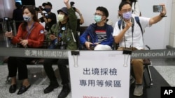 台湾桃园国际机场等候离境的旅客。（2021年4月1日）