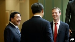 中国国家主席习近平访问美国华盛顿州期间与脸书公司创始人扎克伯格交谈，中国互联网大总管鲁炜(左)在一旁笑脸相陪。（2015年9月23日）