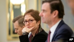 Tsohuwar jakadiyar Amurka a Ukraine (zaune a tsakiya)
Marie Yovanovitch, zaune a tsakiya
