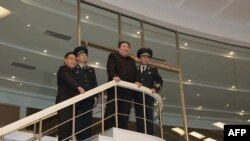 Kiongozi wa Korea Kaskazini Kim Jong Un akiwa kwenye kituo cha anga za juu mjini Pyongyang Jumatano. Wa pili kutoka kulia.