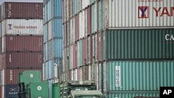 Tăng trưởng của nền kinh tế Trung Quốc giảm sút vì hệ quả của cuộc khủng hoảng nợ ở châu Âu, khiến nhu cầu đối với hàng hóa do Trung Quốc sản xuất giảm