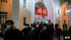 지난달 20일 북한 평양역에서 마스크를 쓴 시민들. (자료사진)