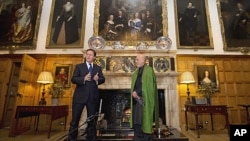 英国首相卡梅伦(左)1月28日在伦敦以西的首相乡间别墅会见阿富汗总统卡尔扎伊