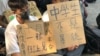 2019年9月30日手举标语的香港中学生参加中环罢课集会 （美国之音海彦拍摄）