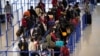 上海浦东国际机场内戴着口罩的旅客。（2020年1月27日）