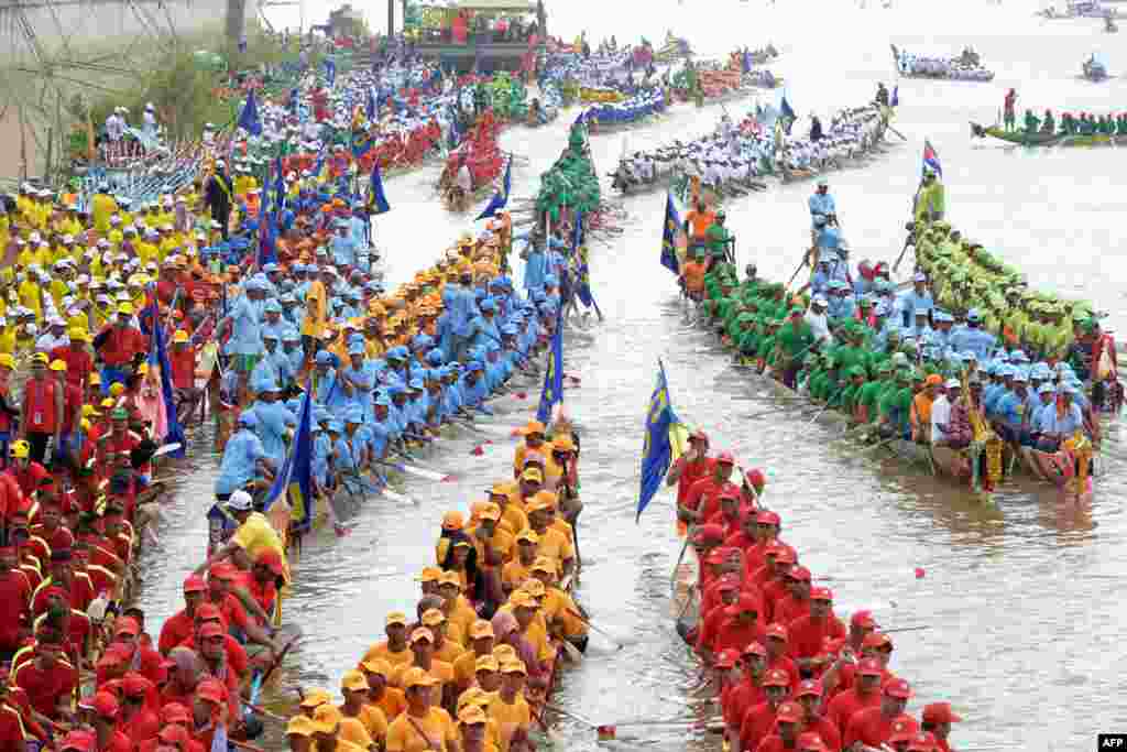 People participants row their dragon boats during the Water Festival on the Tonle Sap river in Phnom Penh, Cambodia.