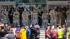 加利福尼亚国民警卫队成员站在洛杉矶的抗议者前方。(2025年6月9日)