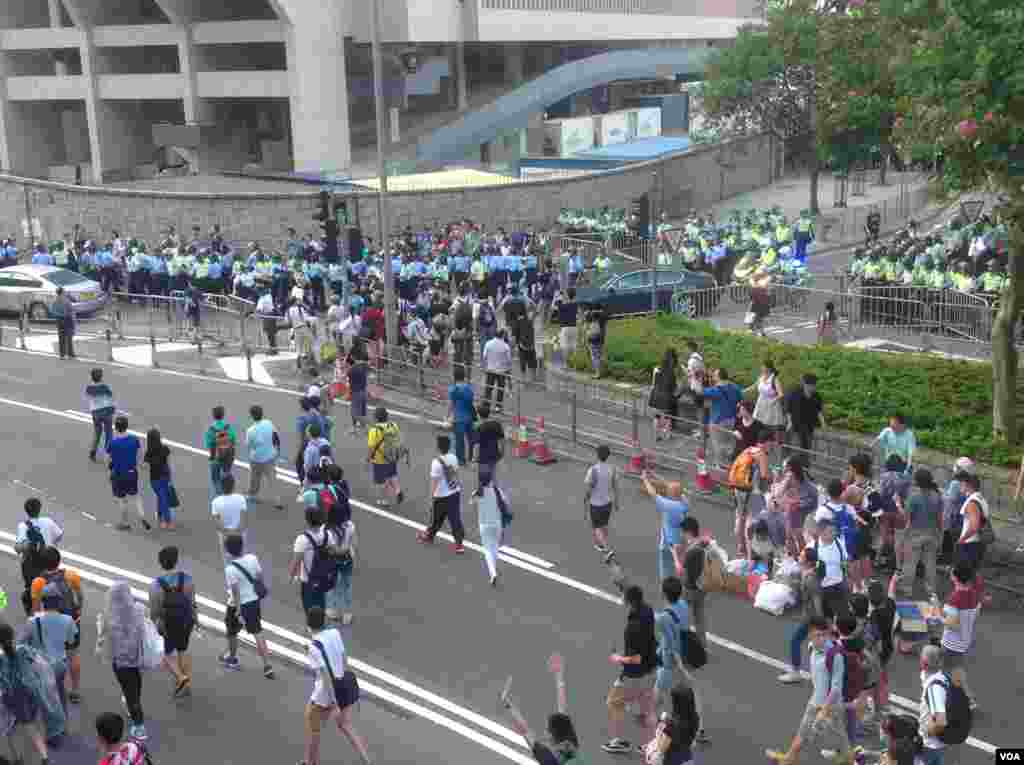 港人声援占中抗拒警方封锁中环金钟多处瘫痪(美国之音海彦拍摄)