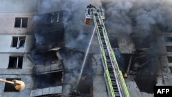 Спасатели тушат пожар в жилом доме после российского ракетного удара. Харьков, 15 сентября 2024 г.