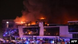 在莫斯科城外的克拉斯诺戈尔斯克发生枪击事件后，番红花市政厅音乐厅起火。(2024年3月22日)