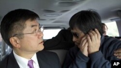 Đại sứ Mỹ tại Trung Quốc Gary Locke đưa ông Trần Quang Thành đến một bệnh viện ở Bắc Kinh