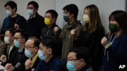 香港民主党成员在抗议逮捕行为记者会上呼喊口号（2021年1月6日）