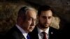 El primer ministro israelí, Benjamin Netanyahu, asiste a una ceremonia el día de Conmemoración del Holocausto en el Salón de la Conmemoración de Yad Vashem, el Centro Mundial de Conmemoración del Holocausto, en Jerusalén, el 6 de mayo de 2024. REUTERS