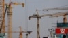 北京一处建筑工地林立的塔吊。（2021年1月13日）