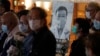 香港民眾戴著口罩為李文亮醫生舉行燭光守夜紀念儀式。(2020年2月7日)