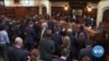 英语视频：英国首相约翰逊面临政治生存之战