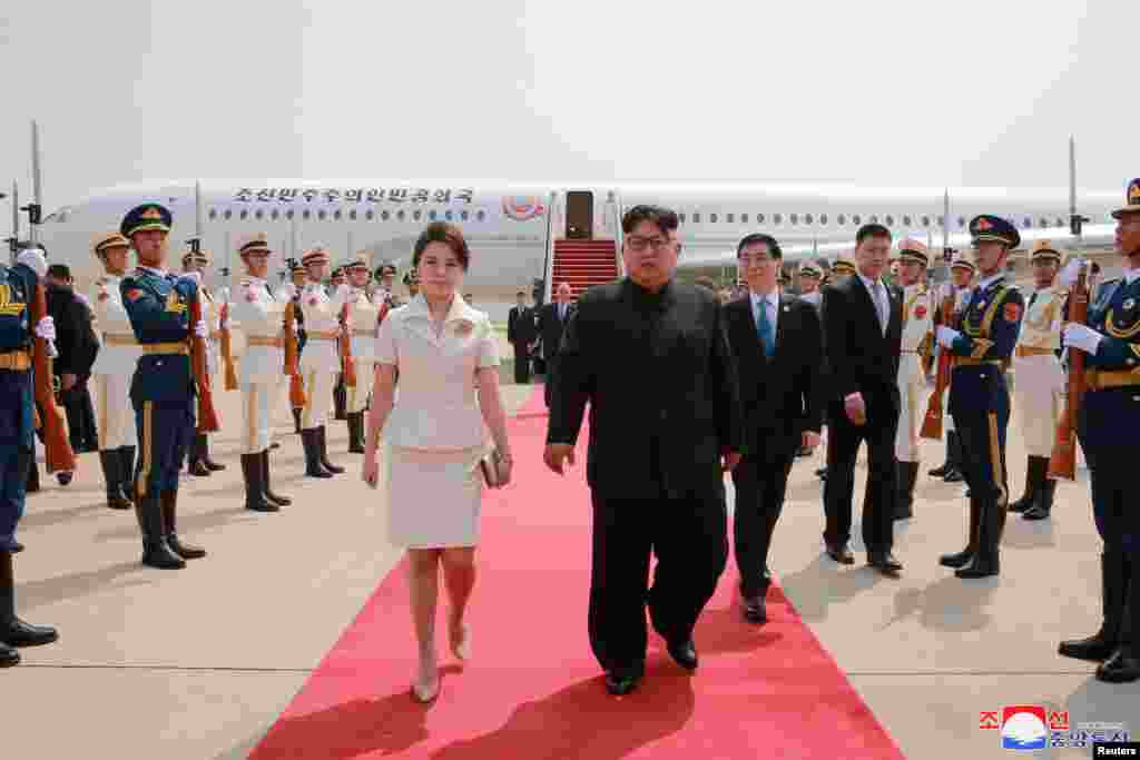 朝鲜领导人金正恩和夫人李雪主2018年6月19日抵达北京,中共中央政治局常委王沪宁、北京市委书记蔡奇、中共中央对外联络部部长宋涛等前往机场迎接。至于这次访问是中朝双方谁采取主动,目前不得而知。