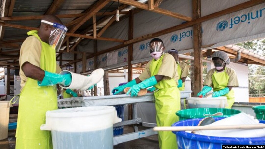 Basali ya bokolongono bazali kosokola molato ya komibatela na Ebola na centre ya lisalisi ya Katwa, Beni, Nord-Kivu, 12 aout 2019. (Twitter/David Gresly)
