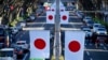 资料照: 日本东京一条商业街上悬挂的日本国旗. (2023年1月3日)